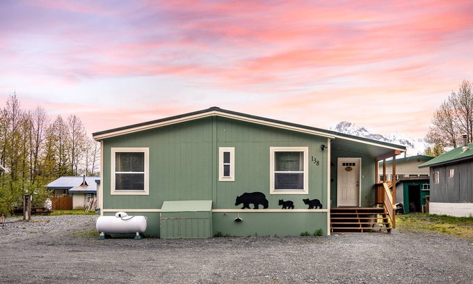 Valdez House | Klondike Cottage | 3 bed 2 bath