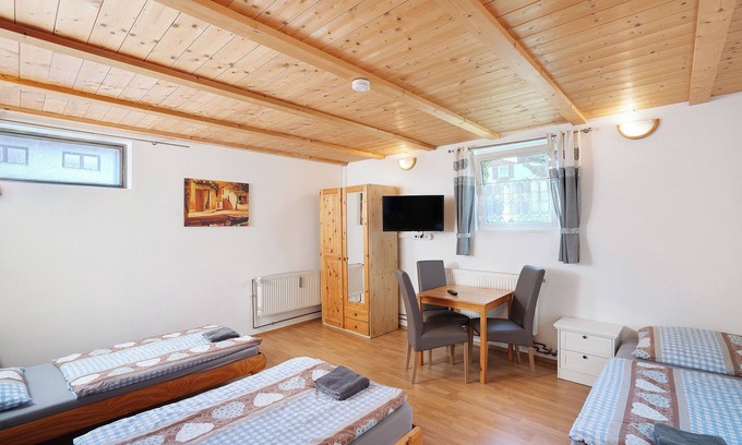 Munchen District Apartment | Knödelhof 'Appartement 12/13' with Shared Terrace and Wi-Fi