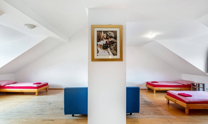 Munchen District Apartment | Knödelhof 'Appartement 4' with Shared Terrace and Wi-Fi