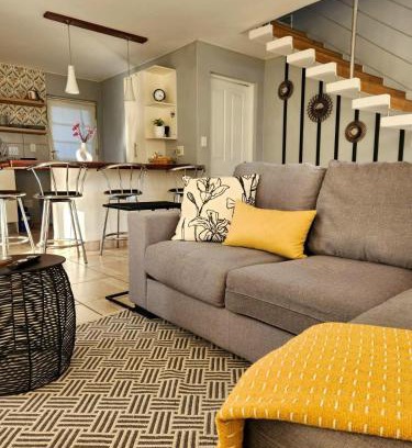Knysna Central Apartment | Knoll at Oaklands - Two Bedroom APT Knysna Retreat!
