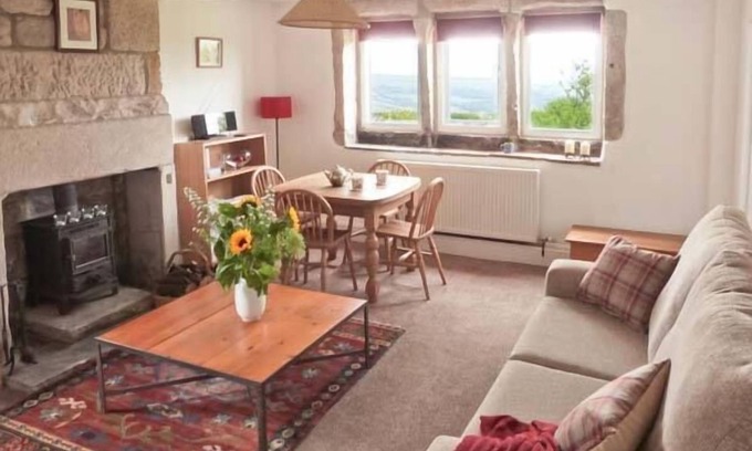 Cragg Vale Cottage | KNOWLE LODGE, pet friendly, character holiday cottage in Cragg Vale