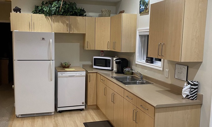 North End House | Knox Mountain Hillside suite nestled between mountains, 5 min from Okanagan Lake