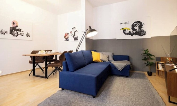 Altstadt Apartment | Ko-Living Space Opera | Suite 10 | Kitchen | Dart | Living room | City center