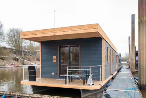 Neuland Boat Rental | Komfort-Hausboot DIVA mit Kamin