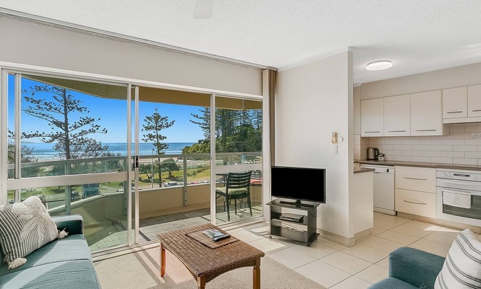 Coolangatta Apartment | Kooringal Unit 10 Excellent location to patrolled beaches, shopping, cafes and clubs