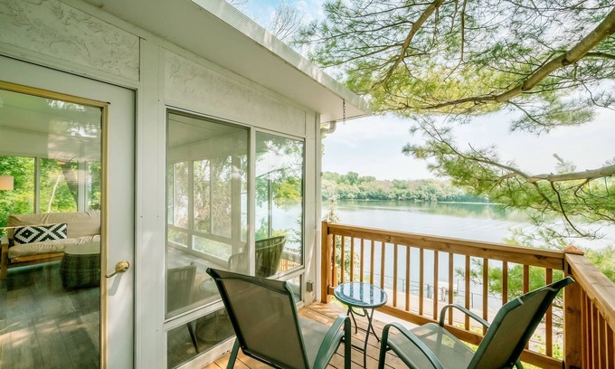 Plymouth Cottage | Koselig Cottage on Medicine Lake w/Chef's Kitchen, Coffee Bar, Arcade & Dock