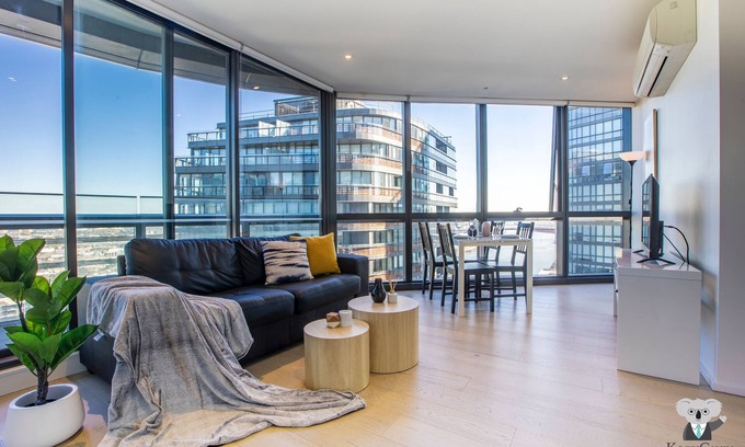 Docklands Apartment | KOZYGURU | DOCKLANDS | HIGH LEVEL WATERVIEW | 1BED | POOL | VDO883