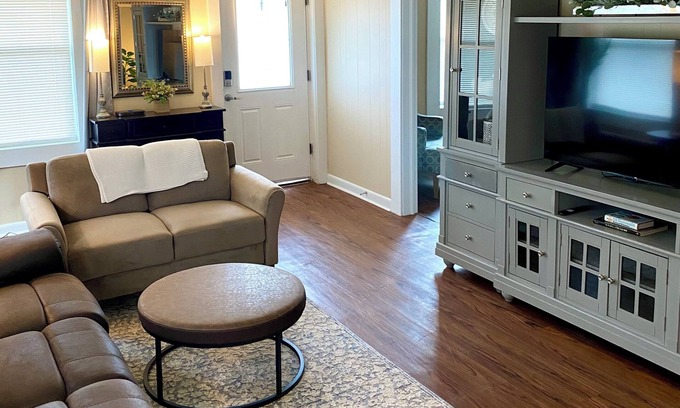 Ozark House | Kudzu Cottage: Downtown Ozark. Cozy 2BR Walk to Restaurants, Shops & Nightlife