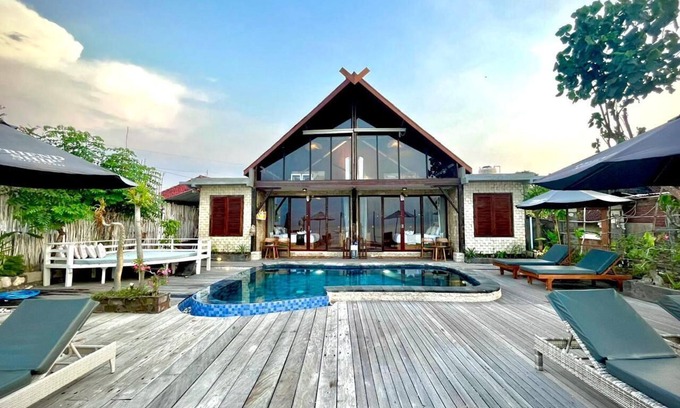 Sampalan Villa | Kul de sak Beach front villa & Bar