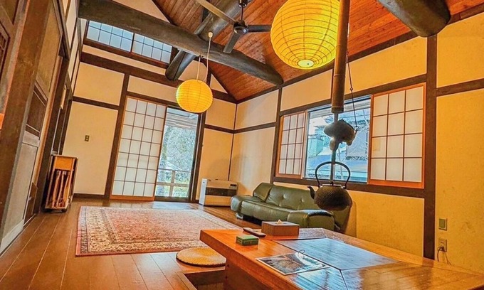 Handeki Onsen House | Kusatsu Onsen hot spring bath with free-flowing hot-spring water! 5 minutes by car to Yubatake! Stay in the spacious living room! Indoor barbecue available! All the movies you can watch on TV! High-speed Wi-Fi available! Large number of people possible