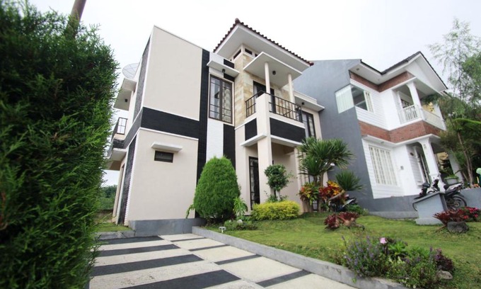 Ngaglik House | Kusuma Pinus F-8 by Kusuma Estate