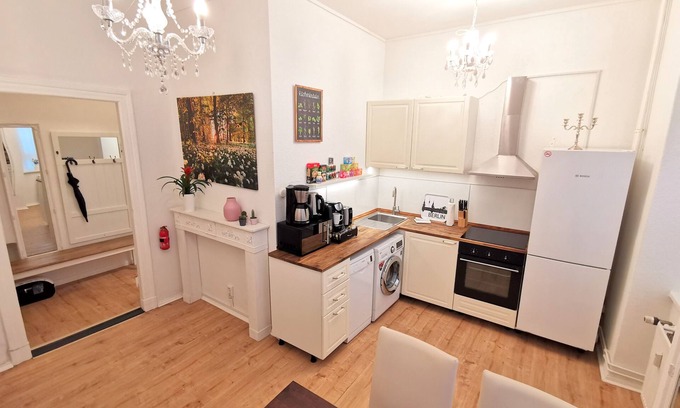 Charlottenburg Apartment | KVH - Apt. "Schloss Charlottenburg" with EXTRAS - box spring bed & office desk etc.