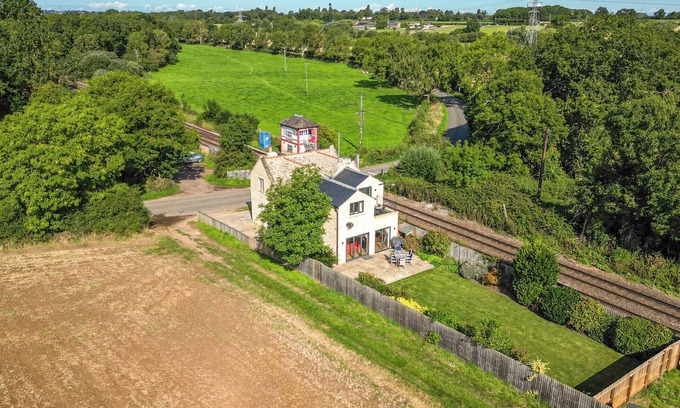 Stamford Cottage | KYLEMORE RAILWAY COTTAGE, pet friendly, with open fire in Stamford
