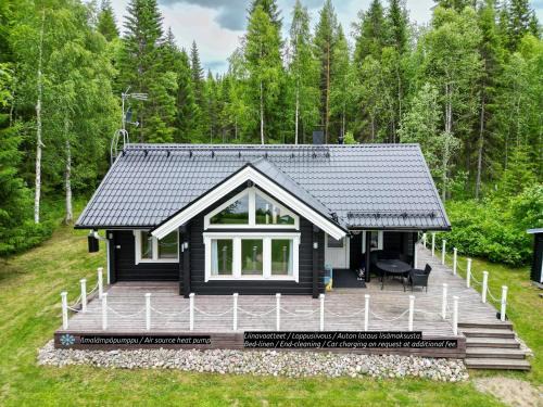 Kehys-Kainuu House | Lähderinne - 2 bedroom log cabin, private beach, wifi & sauna