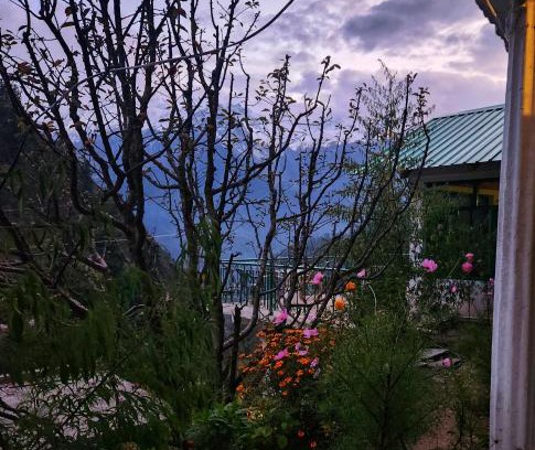 Tosh Hotel | L'Ashrum Cafe & Inn