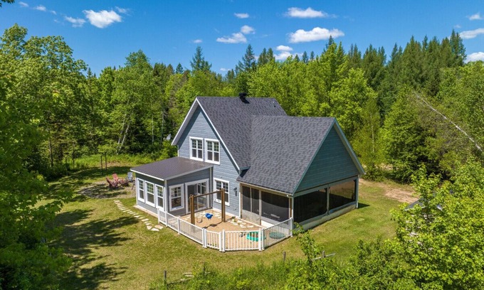 Matawinie Regional County Municipality Apartment | L`Enchanteur |Hot Tub | River & Kayaks |EV Charger