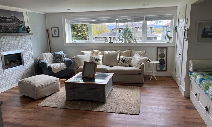 Sand Lake House | L'Escale: charming upscale studio in quiet South Anchorage neighborhood.