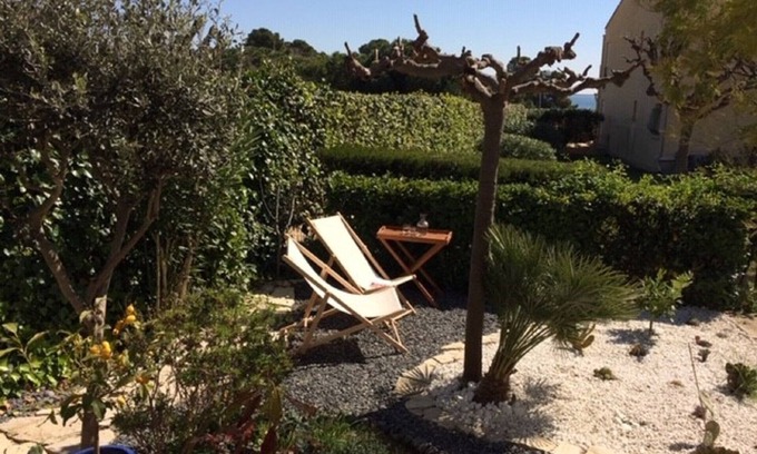 Meze Apartment | L'Oasis, apartment with terrace and private garden 100 m from the beach