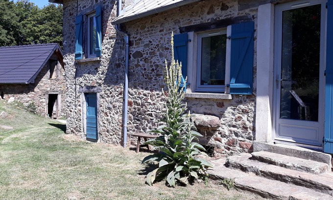 Orgnac-sur-Vezere House | "La basses poutres" bed and breakfast, nature, silence and music