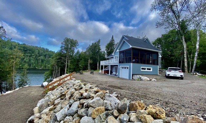 Ferme-Neuve Ski Chalet | La Belle Bleue sur le Lac, 4 bedrooms, 2 bathrooms, Spa, indoor and outdoor fireplaces