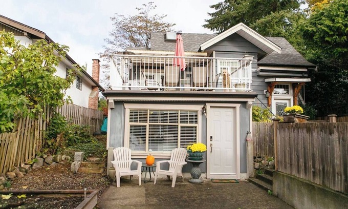 Central Lonsdale Apartment | La Belle Queen Suite - North Vancouver