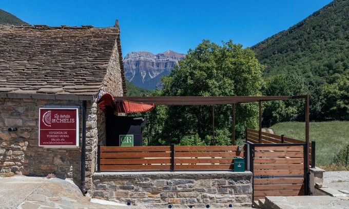 Broto House | La Borda de Chelis