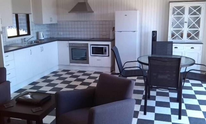 Pambula Beach House | La Cabane - 1 Bedroom Beachside Cottage