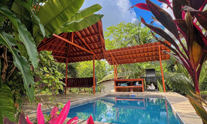 Puerto Jimenez House | La Casa de Piedra: Un Hogar Único