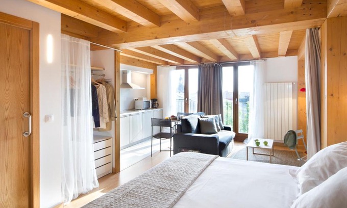 Vitoria-Gasteiz Old Town Apartment | La Casa De Santa María ESTUDIOS