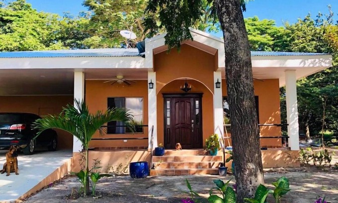 Barrio El Invu House | La casa encantada is a beautiful riverside jungle home only 4km from airport