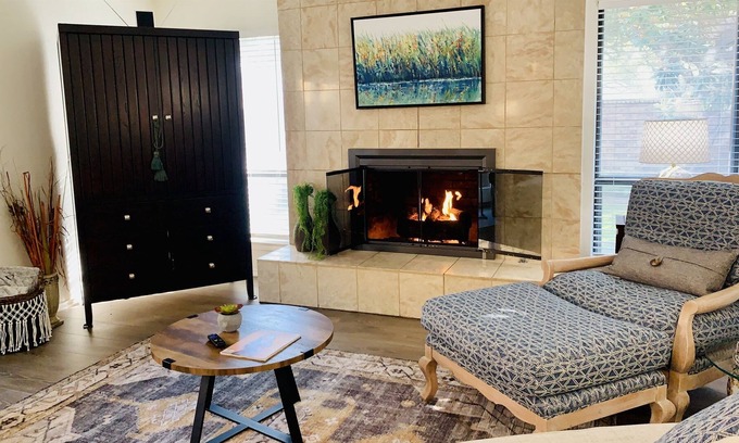 Farmers Branch House | La Casita Dallas~A Classy Townhouse in Central Dallas-Special Sale Rate for May