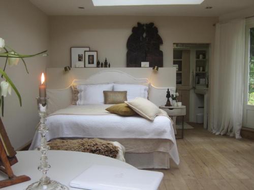 Passart Apartment | La chambre blanche