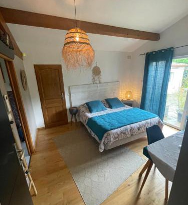 Les 3 Ponts Bed & Breakfast | La chambre haute, son jardin, et, son SPA