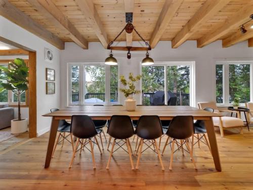 Val-des-Monts House | La Chataigne - Wilderness waterfront escape