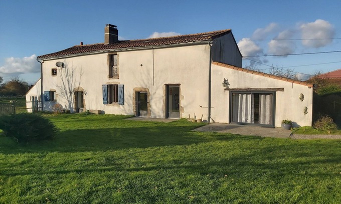 Bressuire Cottage | La Chaudronnière, 8/10 seater gîte near Puy du Fou