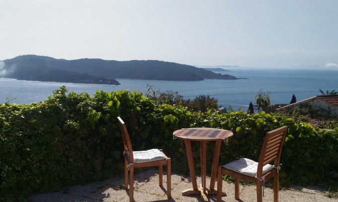 Ile du Levant Apartment | La Coccinelle