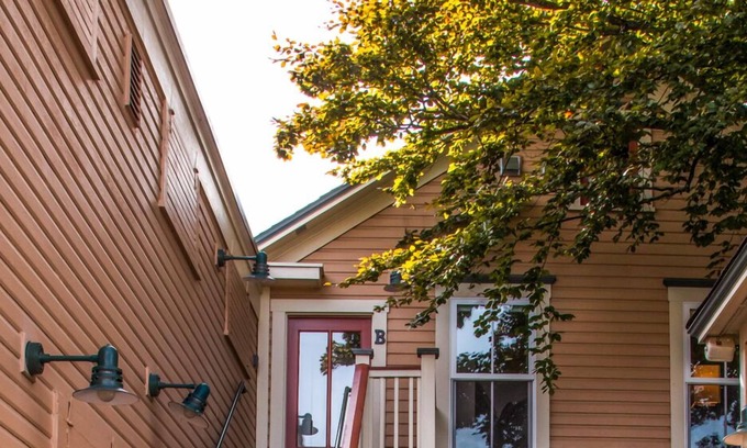 La Conner Apartment | La Conner, Tillinghast Residence B #402
