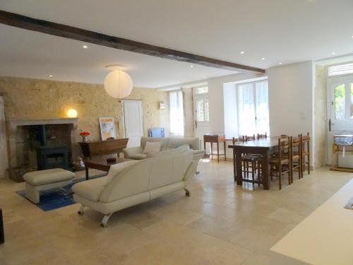 Flavigny-sur-Ozerain House | La Cour