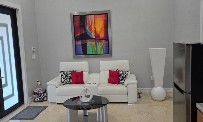 Richmond West Apartment | La Cuevita