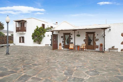 Los Valles House | La Escuelita