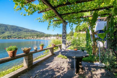 Ponte Tresa Apartment | La Finestra Blu by Quokka 360 - Amazing Lake View