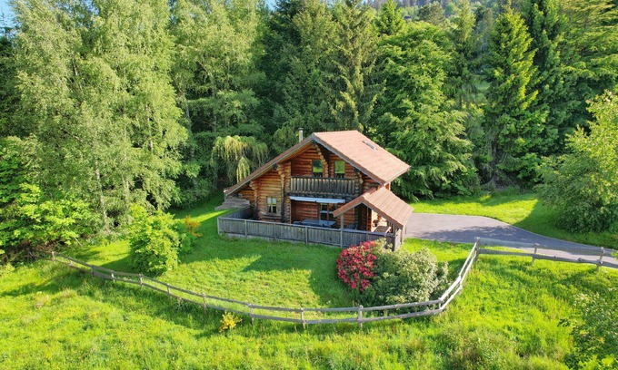 Basse-sur-le-Rupt Ski Chalet | La fuste de Sertigoutte, log chalet, kota-sauna and pool access for 5