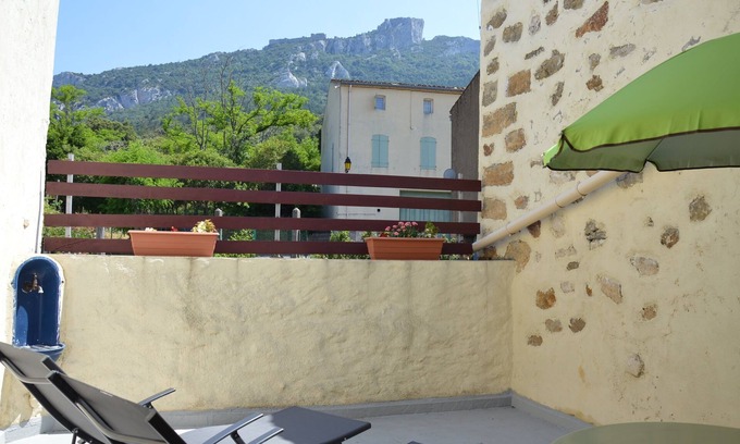 Rouffiac-des-Corbieres Cottage | La Grange, air-conditioned gîte, lovely view of Peyrepertuse castle, Cathar country