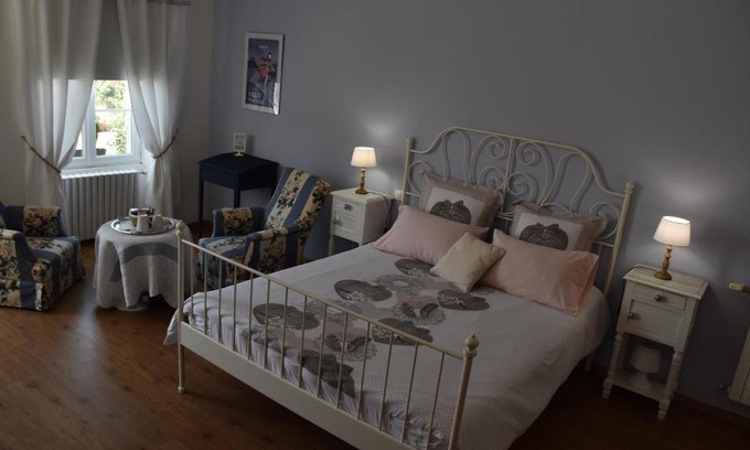 Arcay Bed & Breakfast | La Little School Chambres d'Hôtes à Arçay