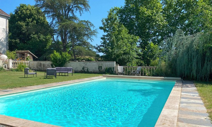 Cusset House | La Lodge 4-bedroom house in château courtyard, Pool, WiFi, AC, near Vichy