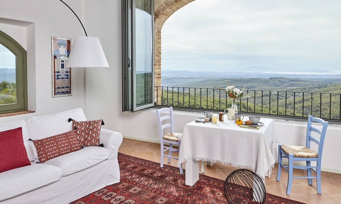 Rosennano Apartment | LA LOGGIA. HOUSE WITH STUNNING VIEW ABOVE THE CHIANTI REGION AND PANORAMIC POOL