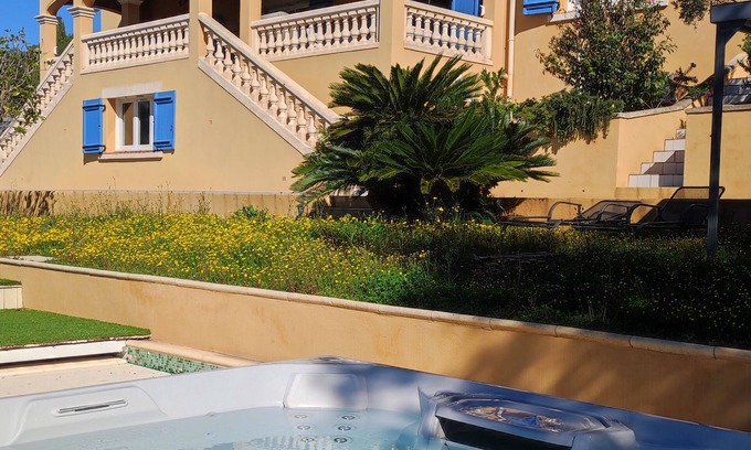 Toulon Bed & Breakfast | LA MAISON BLEUE, 2 rooms with kitchenette + pool, spa, tennis, pétanque
