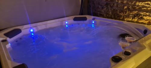 Champ-du-Boult Apartment | La maison du bonheur et son jacuzzi sur terasse