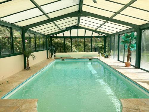 Saint-Sulpice-sur-Risle House | La Maison du Tilleul avec Piscine couverte chauffée