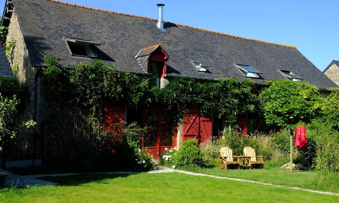 Parigne House | La Maison Jaune à la Janaie